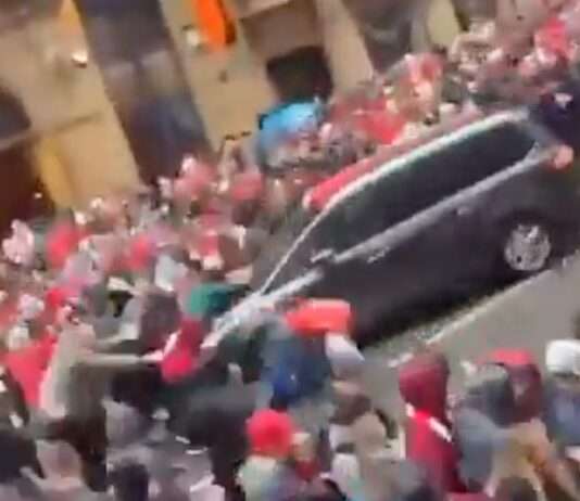 Verhängnisvolle Parade in Liverpool – Auto rast in Menschenmenge und verletzt 47 Amokfahrt_Liverpool_ScreenX