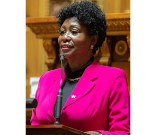 Zigarettenschmuggel am Flughafen: Französische Senatorin mit 110 Kartons erwischt Annick_PETRUS_Wikipedia