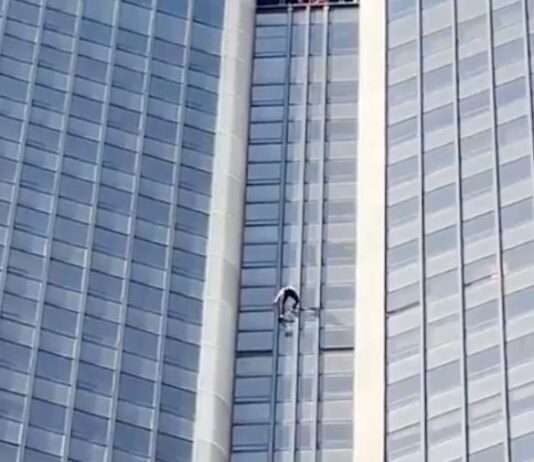 Ohne Netz und doppelten Boden: Waghalsige Kletteraktion an der Tour Montparnasse Anthony_Andolfo_Paris_Montparnasse