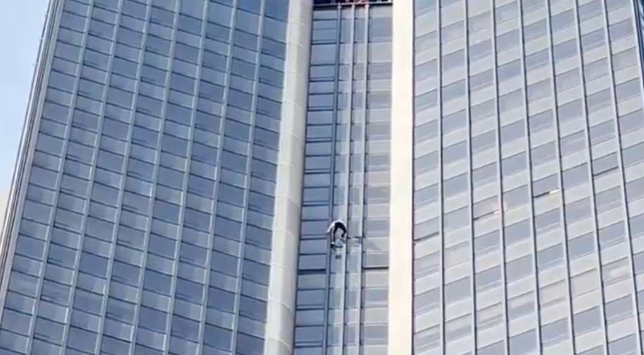 Ohne Netz und doppelten Boden: Waghalsige Kletteraktion an der Tour Montparnasse