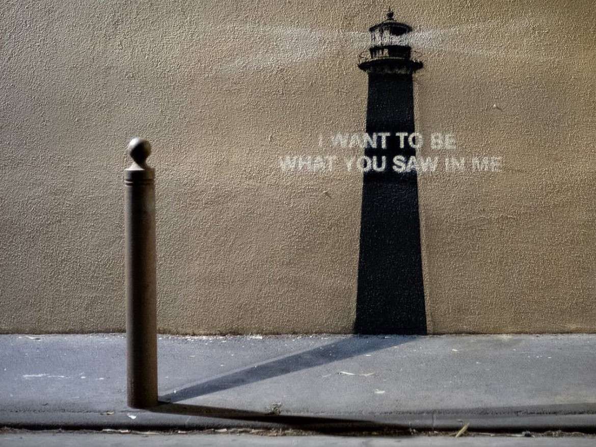 Banksy überrascht Marseille: Ein Leuchtturm, ein Schatten und ein Rätsel
