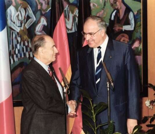 Die Achse der Verantwortung – Warum das deutsch-französische Verhältnis Europas Zukunft bleibt Kohl_Mitterrand_Wikipedia