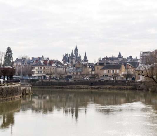 Meuse – Wo Geschichte, Natur und Genuss Hand in Hand gehen Charleville-Mézières_Wikipedia