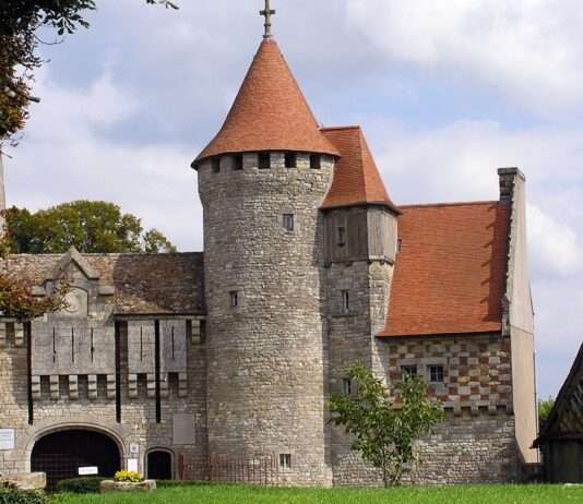 Das Tal der Burgen – Zeitreise entlang der Meuse Chateau_Hattonchatel_Wikipedia