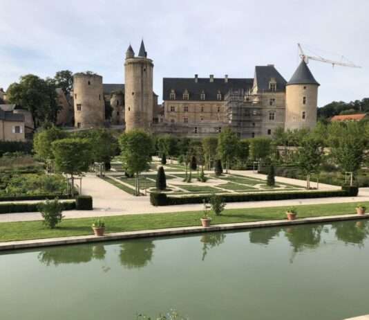 Aveyron entdecken: Wo Geschichte auf Genuss trifft Château_de_Bournazel_Wikipedia