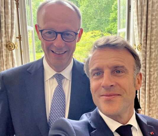 Merz und Macron: Neustart unterm Eiffelturm Emmanuel_Macron_Friedrich_Merz_Selfie_ScreenX