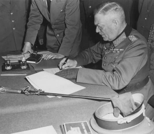 Zwei Daten, ein Sieg: Warum Frankreich am 8. Mai feiert und Russland am 9. Mai Field_Marshall_Keitel_signs_German_surrender_terms_in_Berlin_8_May_1945_Wikipedia