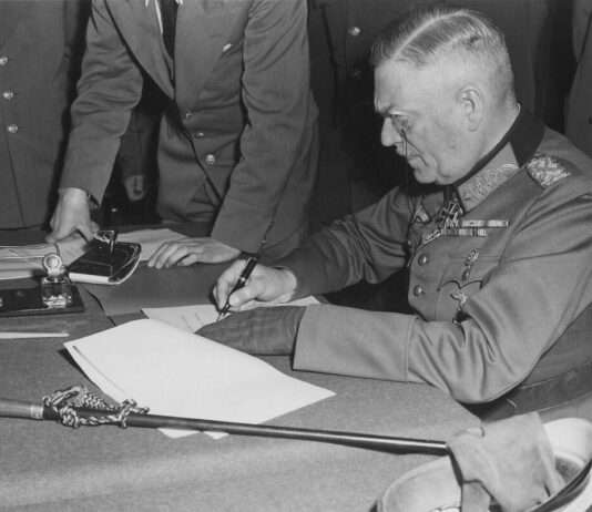 8. Mai: Der Tag, an dem Europa aufatmete – Frankreich erinnert, Europa mahnt Field_Marshall_Keitel_signs_German_surrender_terms_in_Berlin_8_May_1945_-_Restoration