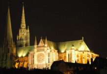 Chartres: Ein gotisches Wunder voller Licht und Geheimnisse France_Eure_et_Loir_Chartres_Cathedrale_nuit_02