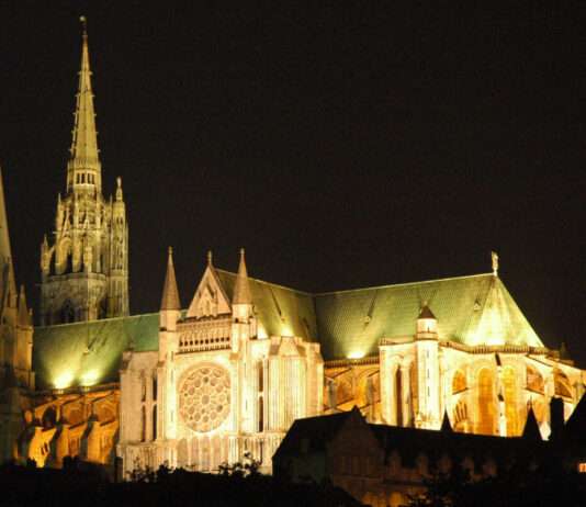 Chartres: Ein gotisches Wunder voller Licht und Geheimnisse France_Eure_et_Loir_Chartres_Cathedrale_nuit_02