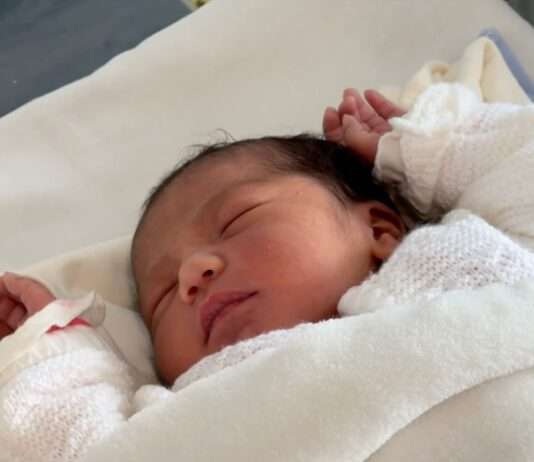 Babyglück über den Wolken: Geburt in 10.000 Metern Höhe überrascht alle Geboren_über_den_Wolken_ScreenYoutube