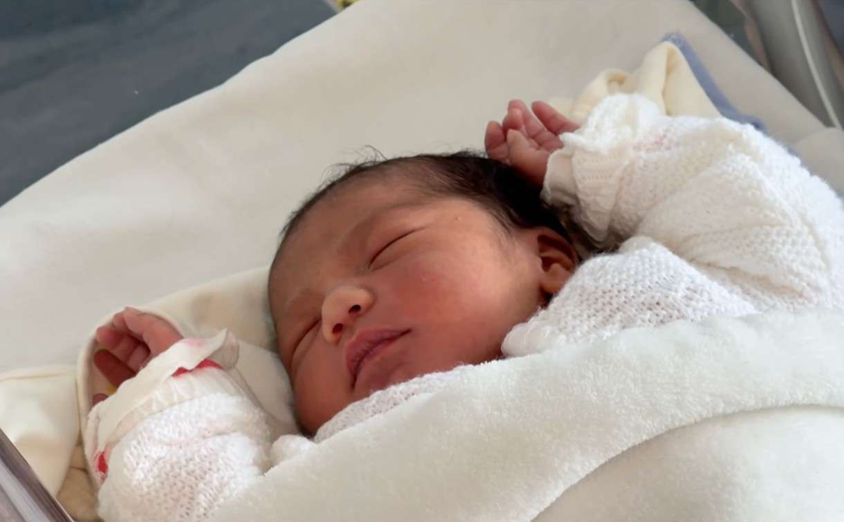 Babyglück über den Wolken: Geburt in 10.000 Metern Höhe überrascht alle