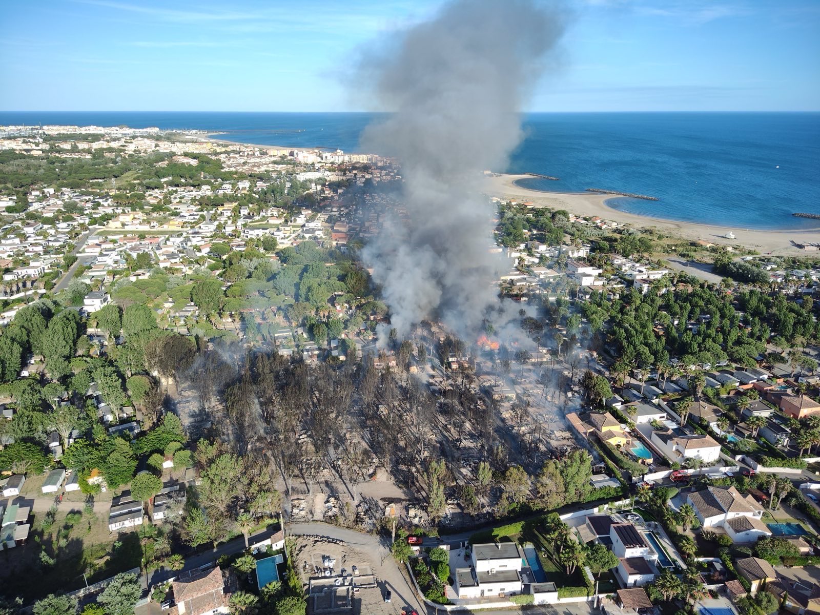 Verheerendes Feuer im Urlaubsparadies: Großbrand im Cap d’Agde zwingt Hunderte zur Flucht