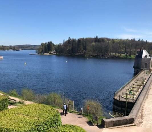 Morvans blaue Schätze: Die sechs Seen der Bourgogne entdecken Lac_des_Settons_Barrage