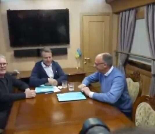 Macrons „Kokain-Mouchoir“ – Wie ein Taschentuch zum Gegenstand globaler Fake-News wurde Macron_Taschentuch_Fake-News_ScreenX