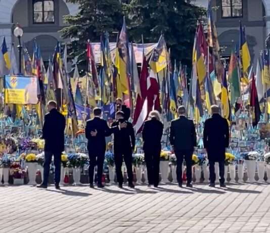 Kiew-Gipfel: Europas Führer demonstrieren Geschlossenheit für Frieden Merz_Macron_Selenskyj_Tusk_Starmer_Kiew_ScreenX