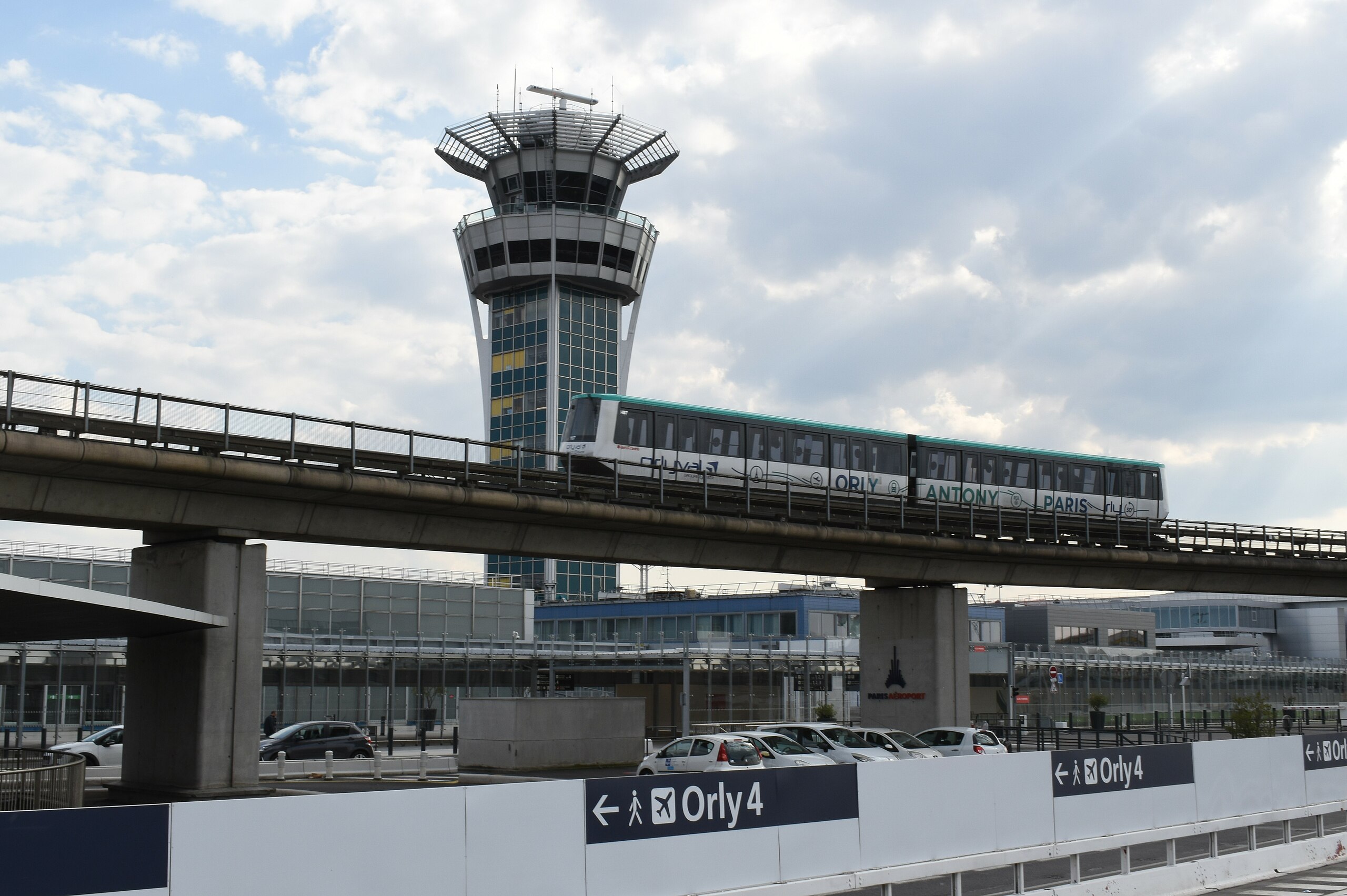 Chaos am Himmel: Radar-Panne legt Paris-Orly lahm – Tausende Reisende betroffen