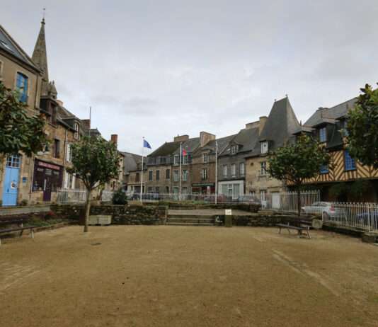 Bécherel – Das stille Paradies für Bücherwürmer Place-de-Becherel_Wikipedia