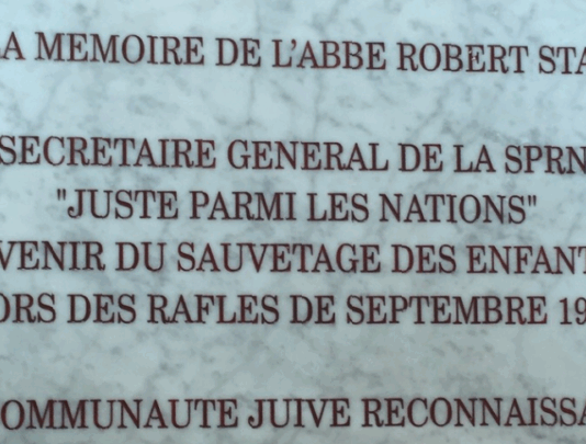 Helden in der Soutane – Als französische Geistliche jüdische Leben retteten Plaque_à_la_mémoire_de_l'abbé_Robert_Stahl_Wikipedia