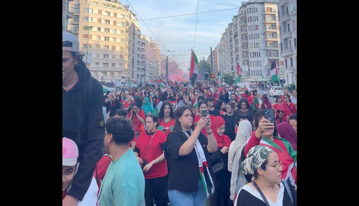 Menschenkette in Rot: Grenoble zeigt Flagge für Gaza