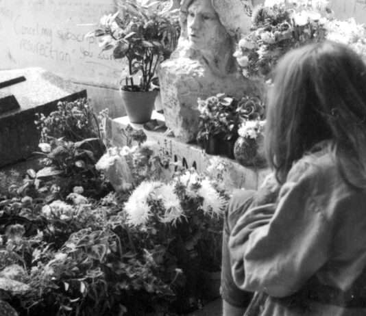 Rätselhaftes Comeback: Der verschwundene Jim-Morrison-Büste ist wieder da Tombe_de_Jim_Morrison_Wikipedia