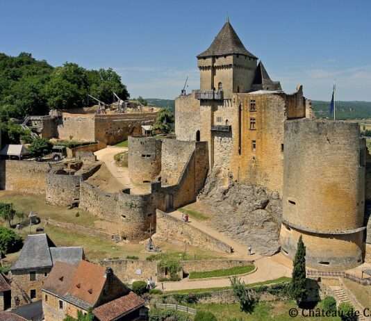Ritter, Kanonen und ein Hauch von Mittelalter: Das Château de Castelnaud Château_de_Castelnaud_Wikipedia