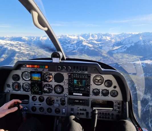 Flugzeugabsturz bei Vif (Isère): Pilot tot geborgen Cockpit_of_a_Robin_DR400_Wikipedia