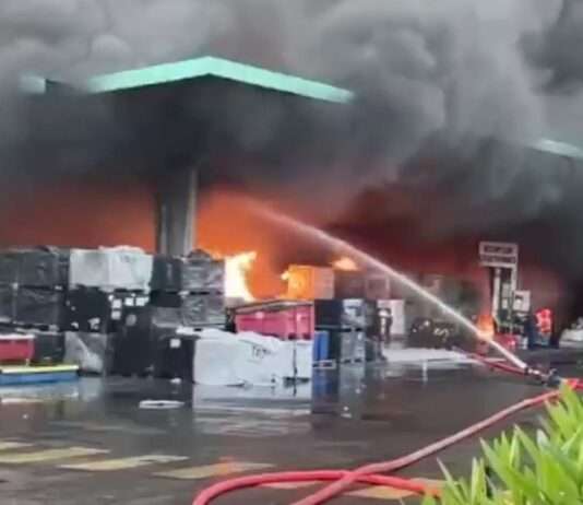 Brand auf gefährlichem Industrie-Gelände bei Rognac erschüttert die Provence Feuer_Seveso_Rognac_ScreenX