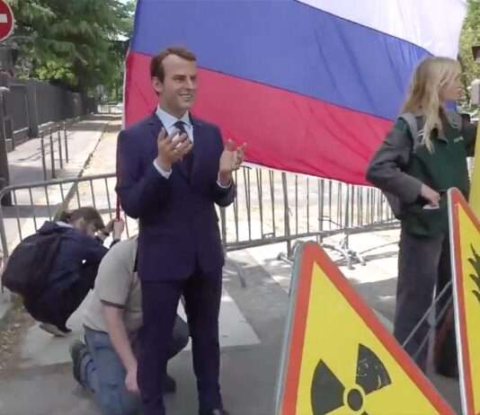 Präsident aus Wachs – eine Botschaft aus Beton: Greenpeace protestiert gegen Frankreichs Russlandpolitik Greenpeace_Macron_Wachsfigur_ScreenX