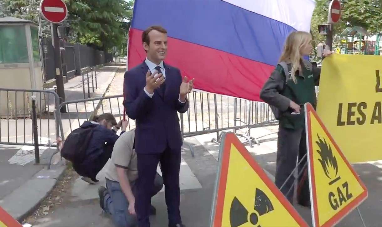 Präsident aus Wachs – eine Botschaft aus Beton: Greenpeace protestiert gegen Frankreichs Russlandpolitik