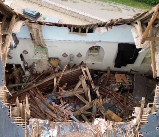 Gewaltiges Unwetter reißt jahrhundertealten Kirchturm in Valailles nieder – Gemeinde ringt um Rettung ihres kulturellen Erbes Kirche_Valailles_Extremwetter