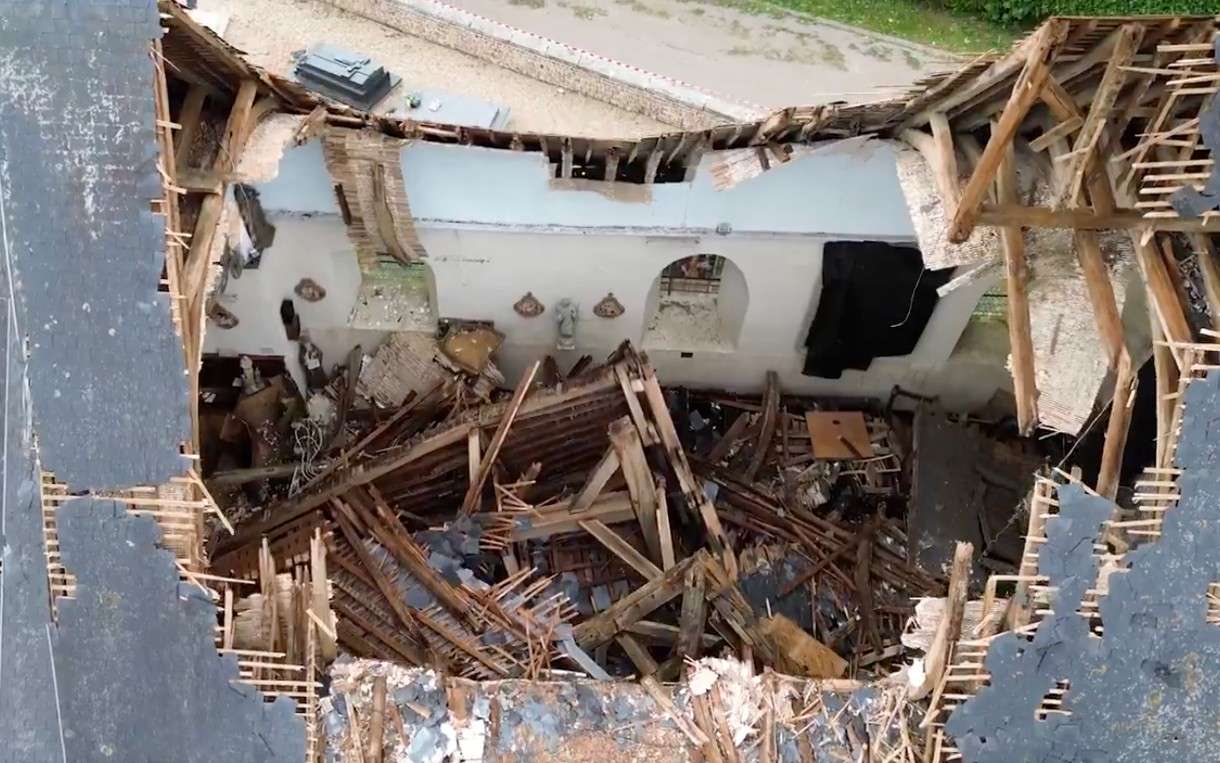 Gewaltiges Unwetter reißt jahrhundertealten Kirchturm in Valailles nieder – Gemeinde ringt um Rettung ihres kulturellen Erbes