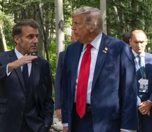 Kommentar: „Zirkus der Eitelkeiten“ – Trump verlässt G7-Bühne wegen „wichtiger Dinge“ Macron_Trump_G7_ScreenX