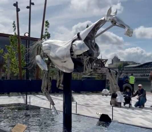 Metallisches Monument der Moderne: Olympiapferd „Zeus“ thront nun über dem Mont Saint-Michel Olympia-Pferd_Zeus_ScreenX