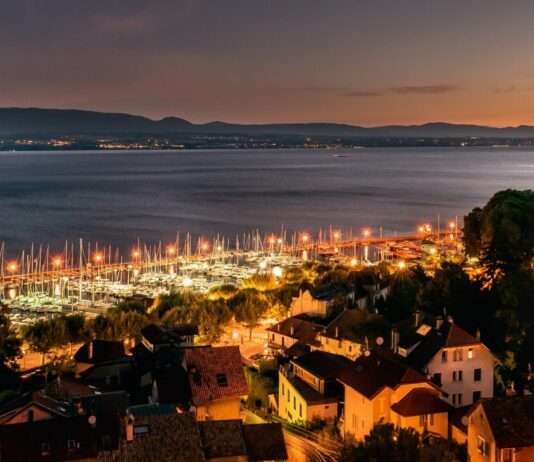 Ein Tag entlang der Schweizer Grenze in den französischen Alpen Port_de_Rives_in_Thonon-les-Bains_01