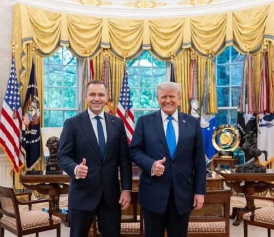 Polen: Nationalist Karol Nawrocki wird Präsident President_Donald_Trump_meets_with_and_poses_for_a_photo_with_Polish_presidential_candidate_Karol_Nawrocki_in_the_Oval_Office_(Wikipedia)