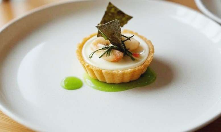 Moderne französische Küche mit Algen: Tartelette aux Fruits de Mer et Wakame