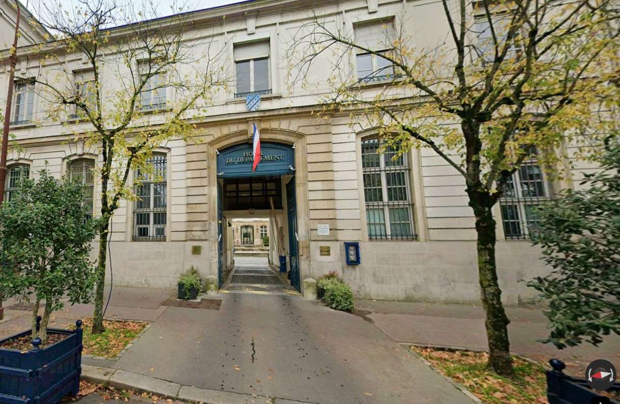 Verbrecher auf der Flucht: Wie einem 18-Jährigen die spektakuläre Flucht aus dem Gericht in Versailles gelang