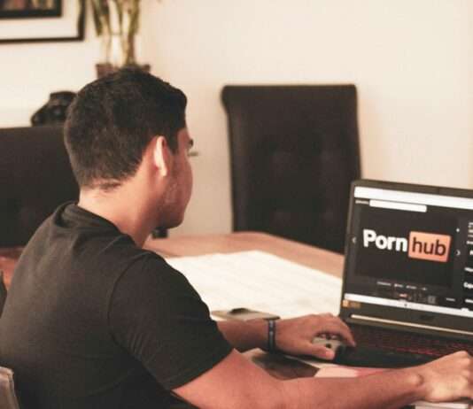 Pornhub & Co. sperren Frankreich: Protest gegen Alterskontrolle eskaliert PornHub