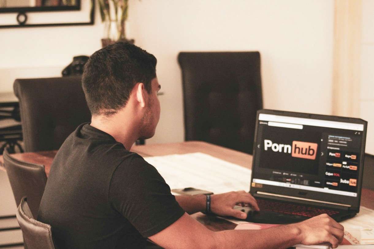 Pornhub & Co. sperren Frankreich: Protest gegen Alterskontrolle eskaliert