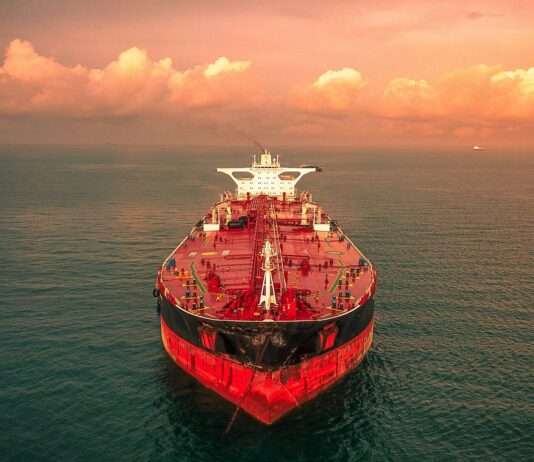 Frankreich stoppt russischen Schatten-Tanker: Signal gegen Sanktionsumgehung auf hoher See Frachtschiff_Tanker