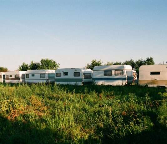 Alpes-Maritimes: Streit um Stellplätze für Wohnwagen – Kommunen in der Klemme Stellplatz_Caravans