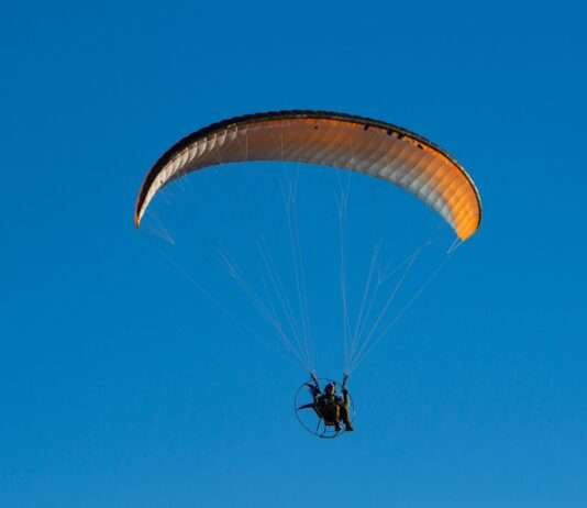 Tragisches Unglück in der Moselle: Pilot stirbt bei Absturz eines Motorfluggeräts Paramotoring