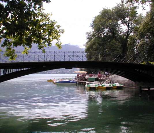 Annecy am Limit: Wie das „Venedig der Alpen“ unter seinem eigenen Ruhm leidet Annecy_-_Pont_des_Amours
