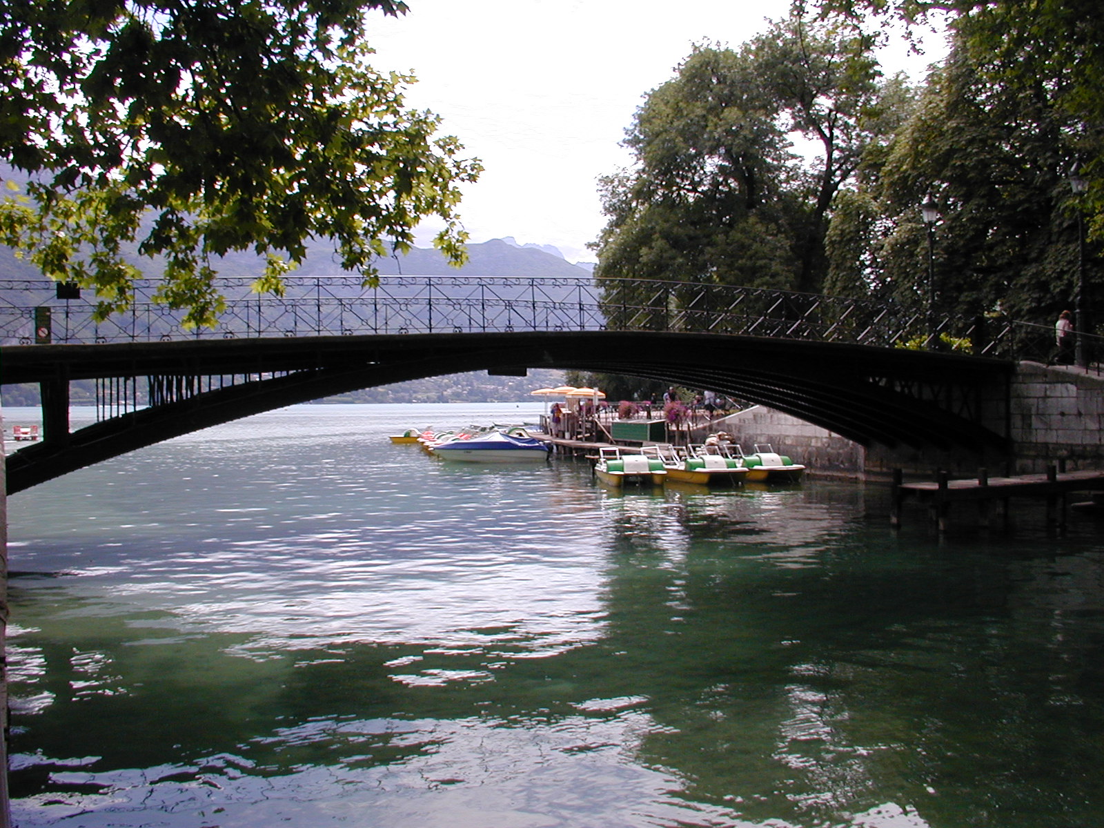 Annecy im Ausnahmezustand: Warum der „Pont des Amours“ jetzt „Pont du Désamour“ heißt