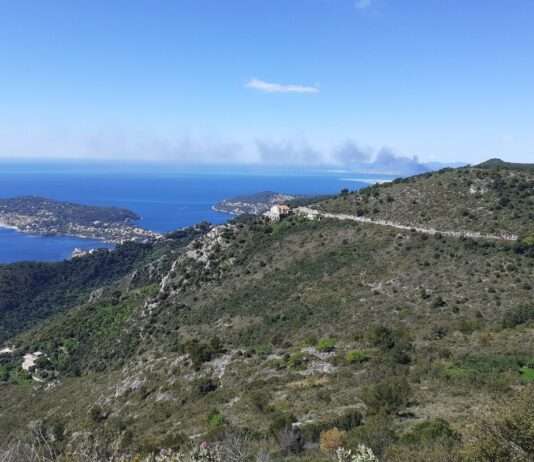 Die Drei Corniches: Wo sich die Seele der Côte d’Azur offenbart La_Grande_corniche_Wikipedia