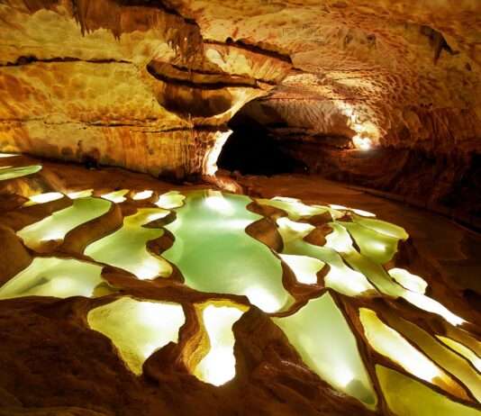 Unterirdische Oasen: Warum Frankreichs Grotten zum Zufluchtsort vor der Gluthitze werden Gours_des_grottes_de_Saint_Marcel_d'Ardèche_Wikipedia