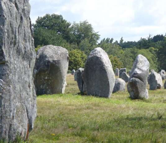 Steinerne Zeugen der Vorzeit: Carnac ist jetzt UNESCO-Welterbe Menhire_Carnac_Wikipedia