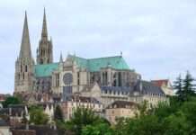 Chartres: Wo Glas zu Licht wird und Steine Geschichten erzählen Cathédrale_Notre-Dame_(Chartres)_(Wikipedia)