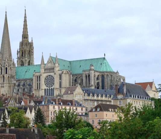 Chartres: Wo Glas zu Licht wird und Steine Geschichten erzählen Cathédrale_Notre-Dame_(Chartres)_(Wikipedia)